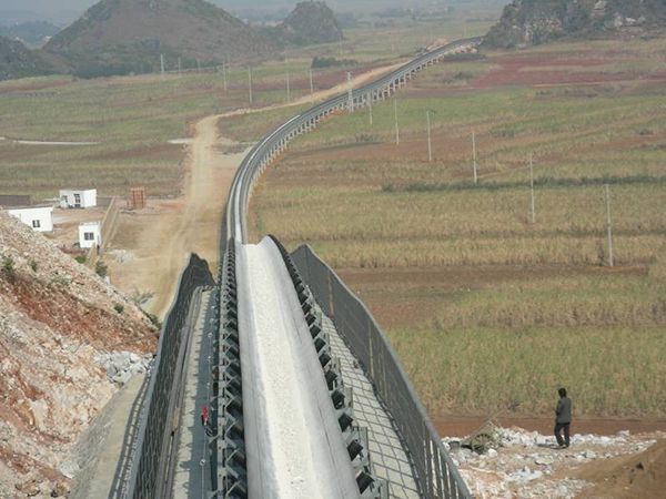 Ленточный конвейер для сыпучих материалов